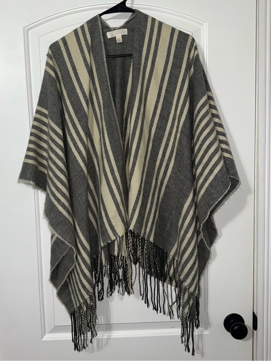 Francesca's Collections Accessories - Francesca’s Beanie And Fringe Poncho Bundle